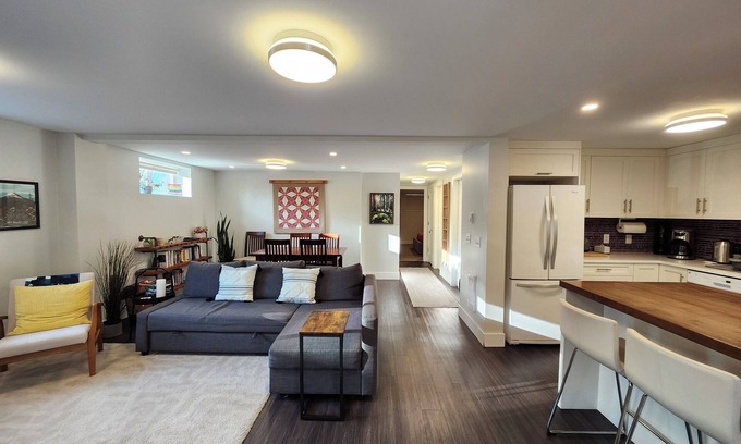 District of North Vancouver Apartment | North Vancouver Gem: Cozy Retreat Between Mountain & Ocean!