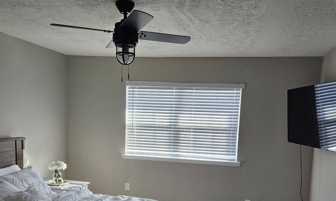 Cloverleaf House | Northeast townhome ready to host you