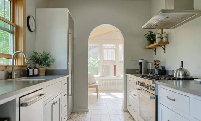 Elberta House | Northern Arches - 4 season home 5 min to beach & Frankfort