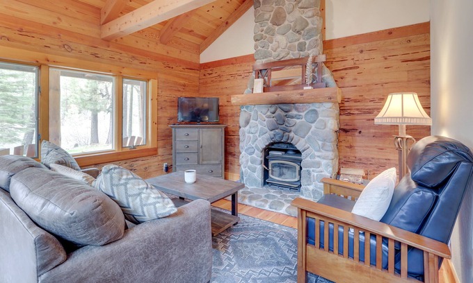 Sloat Cabin | Northern California Vacation Rental w/ River Views