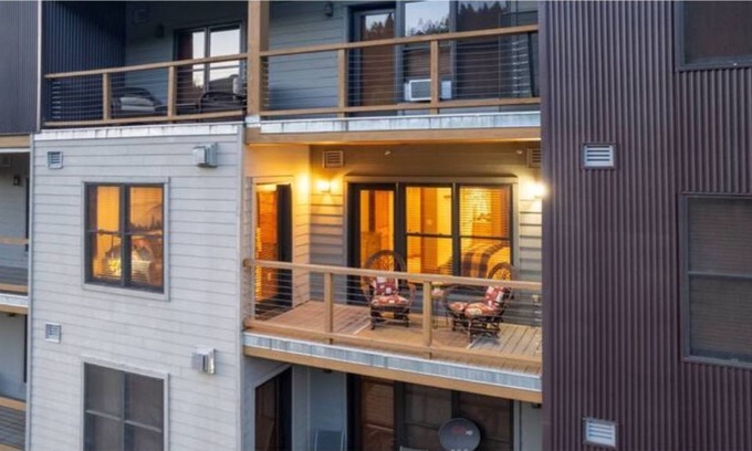 Kellogg Condo | Northern Comfort- 2 bedroom/ 2 bath condo