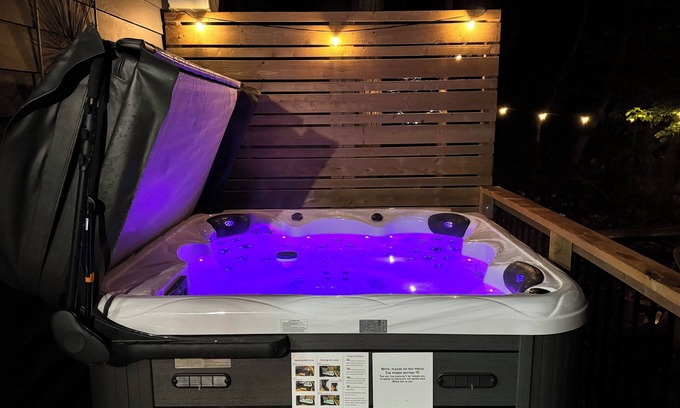 Bobcaygeon Cottage | Northern Cottage with Hot Tub, Trent Lakes