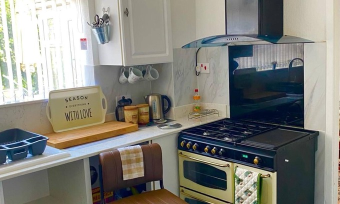 Hadfield House | Northern Home Stay Between the High Peak & Manchester