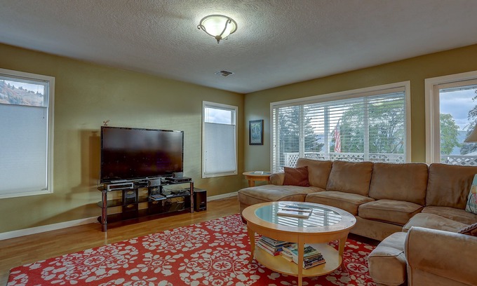 White Salmon House | Northern Lights, Hot Tub, Steps to Downtown White Salmon