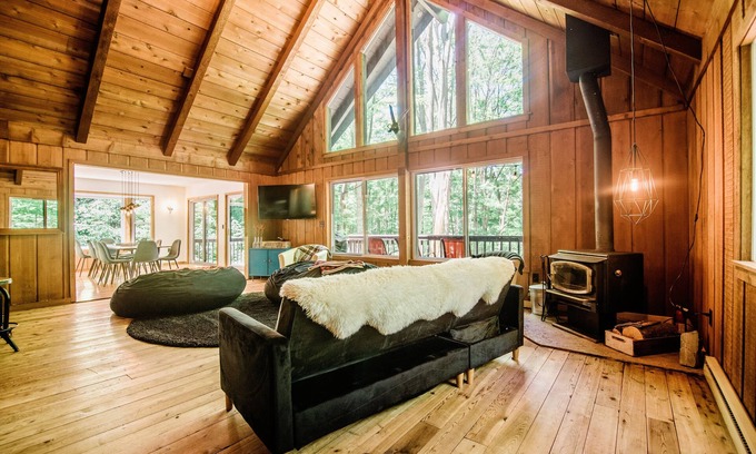 Bellaire House | Northern Nights Chalet Wanderlust Abodes