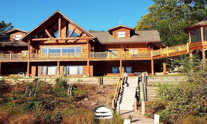 Lewiston Cabin | Northern Serenity at the rustic White Stag Lodge