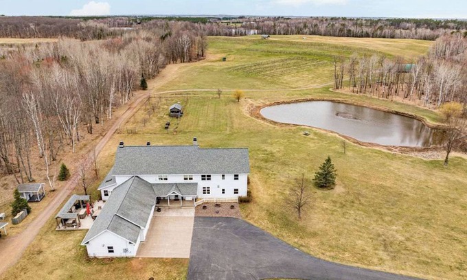Barnum House | Northern Vineyard Estate: Luxurious Home & Endless