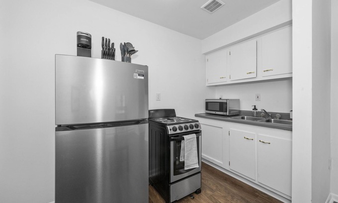 Northside Apartment | Northside Suites 1 – Can’t Beat Couple’s Retreat! Just 10 Minutes to Downtown
