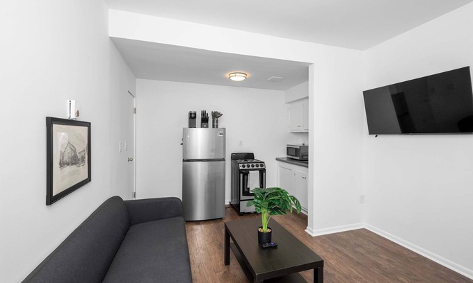 Northside Apartment | Northside Suites 1 – Can’t Beat Couple’s Retreat!
