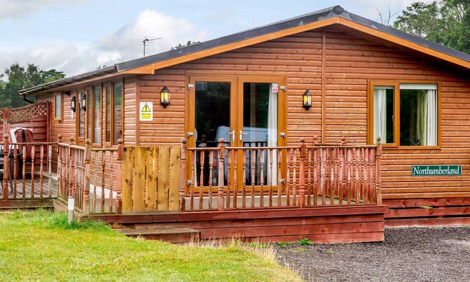 Kiplin Cabin | NORTHUMBERLAND LODGE, pet friendly, with hot tub in Kiplin