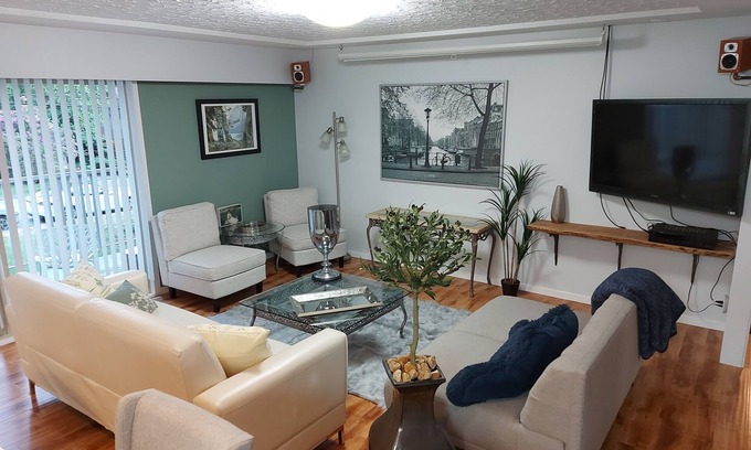 Canyon Heights House | NorthVAN Nature Living Home, 5min to town, beach, suspension bridge, river ,hike