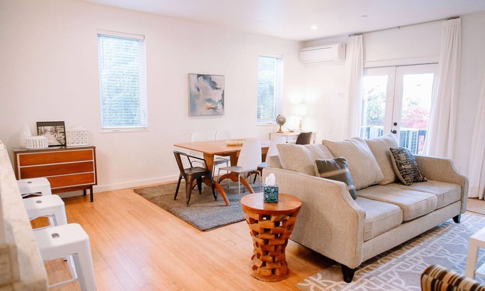 Uptown Condo | Northwest Nob Hill Alphabet District! Free Parking! 1180 sq. ft.! Walk score 97!