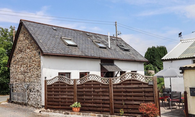 East Portlemouth Cottage | NORTHWOOD BARN, pet friendly, with a garden in Okehampton