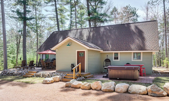 Minocqua Cabin | 'Northwood Tours Escape': Hot Tub & Lake Access!