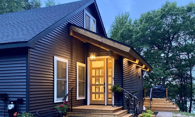 Tomahawk House | Northwoods Retreat Lakefront- sleeps up to 12 w/deck & firepit! Gorgeous views!