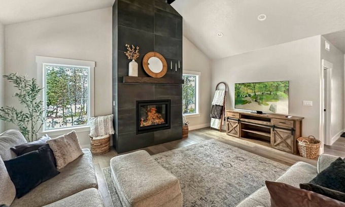 Donnelly Apartment | Norwood Modern Mountain
