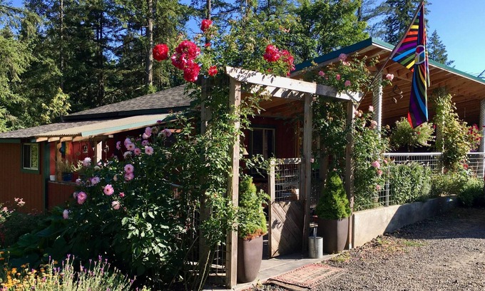 Portland Other | Nos Suenos farmhouse, Charming 2-bedroom with hottub, WiFi in marvelous Portland