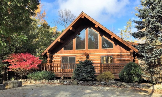 Sturgeon Bay Cabin | Nostalgic Log Home w/Hot Tub! “The Green Apple Lodge”