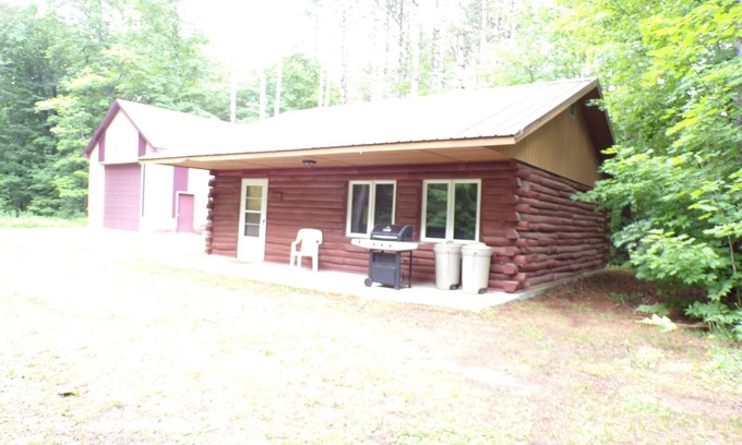 Munising House | Not 1 but 2 cabins in the Hiawatha Forrest SEPARATE rentals on same property