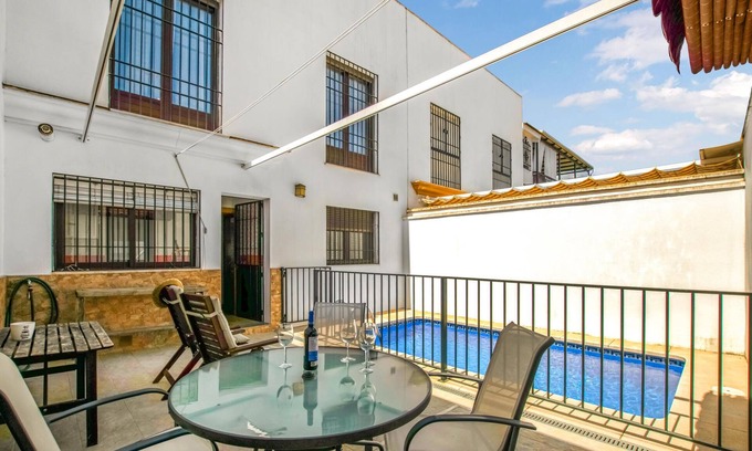 Cordoba House | Not far from the city of Cordoba awaits you this beautiful vacation home with swimming pool.