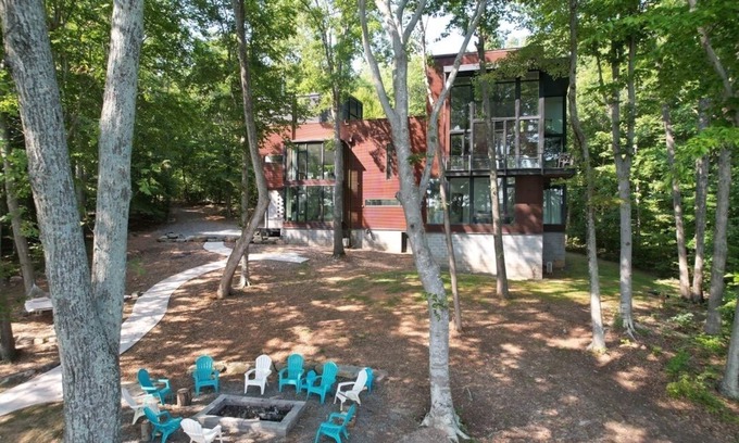 Livingston House | Not Your Average Lake House! 4 BR 15 guests