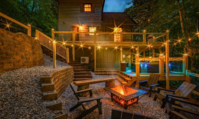 Almond Cabin | NOT YOUR GRANDMA’S CABIN! Sleeps 10: King Loft, Gaming Room, Hot Tub & Fire Pit!