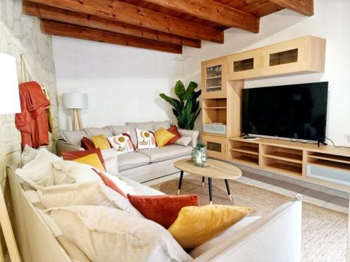 Gares Villa | NOUVEAU - Maison Cozy 150m2 - 3 chambres - Grand Salon - Clim - Wifi fibre - Netflix - 5' du centre et gare - Cour intérieure - 15' des plages