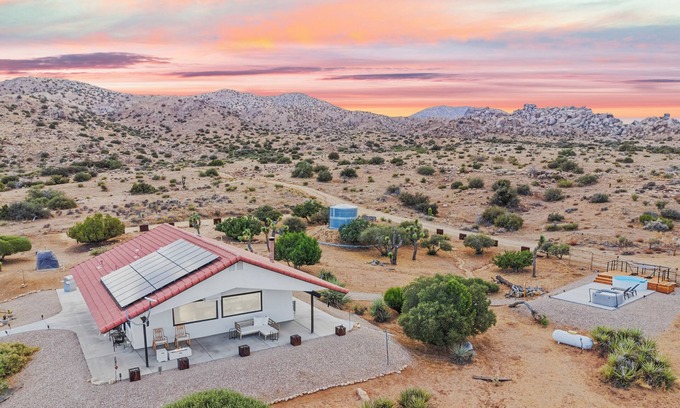 Pioneertown House | Now & Zen | Gym, Hot Tub and Views!