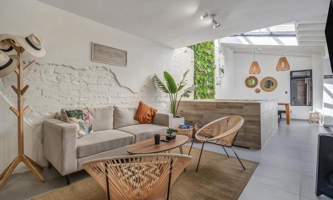 La Florida Apartment | NOWA Makondo Apt - Large Jacuzzi and AC on Main Provenza St