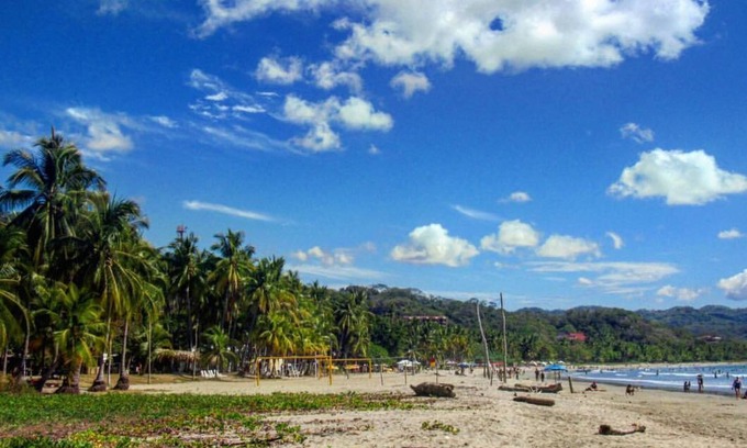 Samara House | nPrivate rooms, quiet, pool, wifi. 9 minutes from the beach.