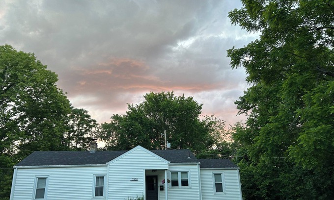 Portsmouth House | nPrivate, wooded, and convenient cottage just blocks from SOMC