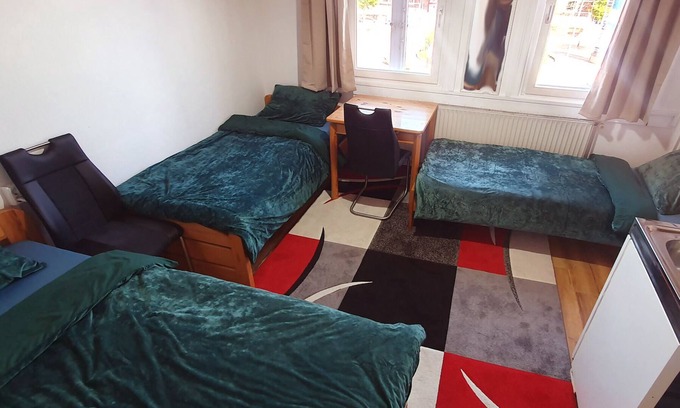 Finkenwerder Apartment | Nr 12. Eine Möblierte Suite in Finkenwerder Zentrum ,Hauptstraße mit Parkplatz