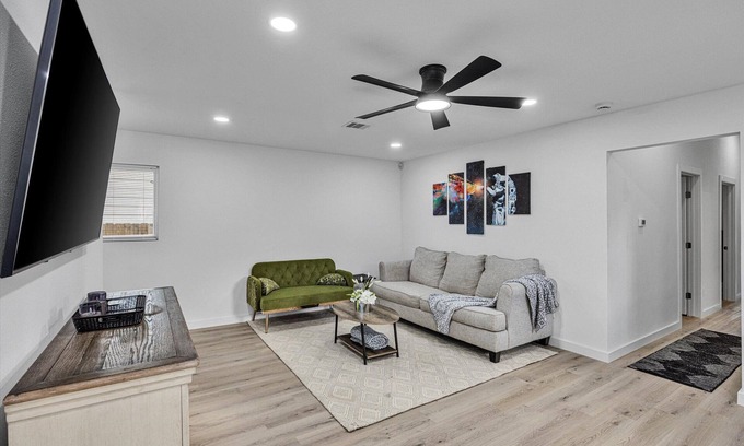 Northside House | Nr DT + Heights | Games | WiFi | Pets | Deck Yard