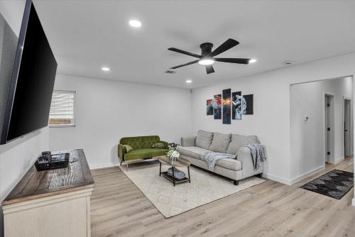 Northside House | Nr Dt Heights Games Wifi Pets Deck Yard