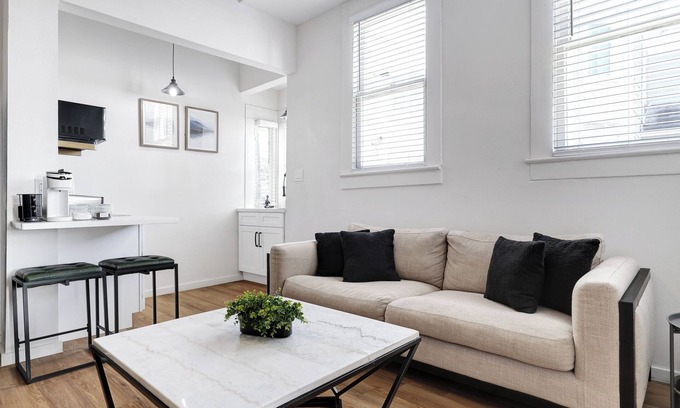 Tobin Hill Apartment | Nr DT River Walk, Alamo, Zoo | Yard BBQ | Games