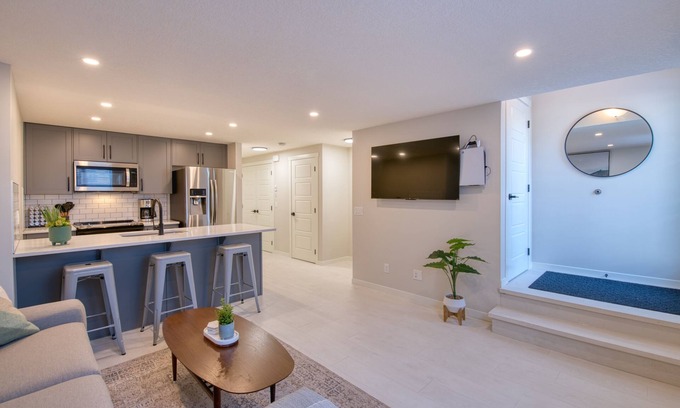 Keith Condo | nStylish & Comfy Mountain Escape ~ King Bed ~ PS5! 1 Hr from Banff National Park