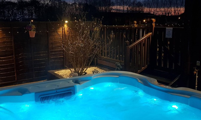 Wilberfoss Cabin | Nualas Holiday Lodge York - Private Hot Tub & Kids Play Area
