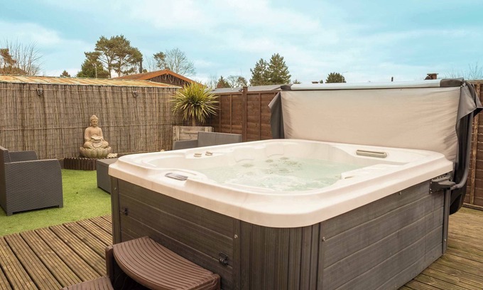 Fangfoss Cabin | Nualas Lodge | Family-Friendly Hot Tub Break
