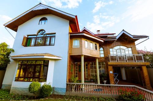 Srinagar House | Nuh Villa - Luxury stay with Kashmiri Warmth