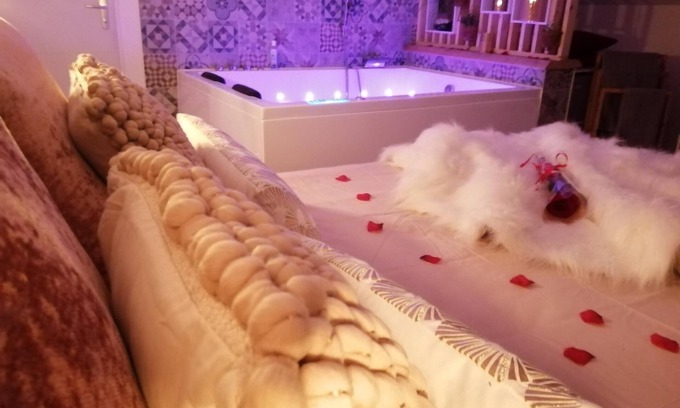 Pont-de-Veyle Apartment | Nuit Romantique, Champagne, Spa-balnéo, Petit dej