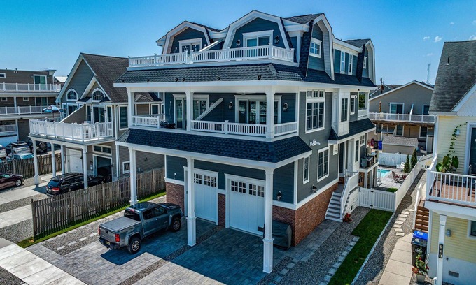 Avalon House | Number 1 Beach House 25th Street - park and walk perfect location!