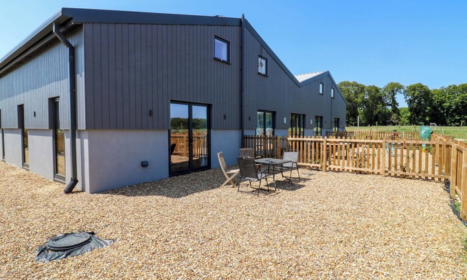 Waddesdon House | NUMBER 3 THE BARN HOUSE, pet friendly, with a garden in Woodham