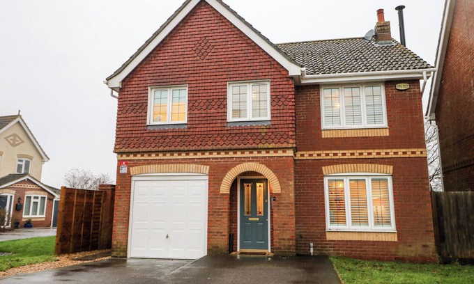 Boxgrove Cottage | NUMBER 5, pet friendly, country holiday cottage in Tangmere