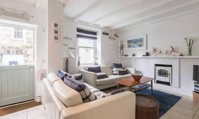 St Ives Cottage | Number Six - in the heart of St Ives - with parking