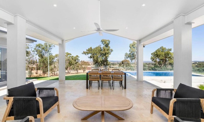 Brucedale House | Nunkeri: A Country Oasis overlooking Wagga Wagga