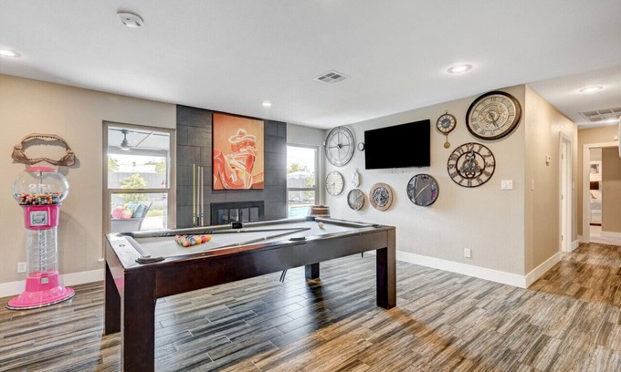 Spanish Oaks House | NV3408 · Close to the Strip! Heated Pool, Game Room
