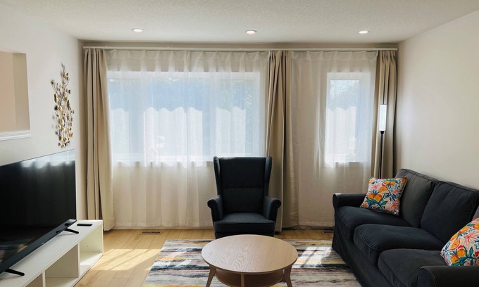 Varsity Apartment | NW, Carriage home Close to U of C & Hospitals