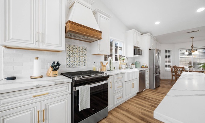 Greenacres House | NW Gem! Modern 4BR Home:Cozy Elegance, Near Parks, Dining & Easy Freeway Accessn