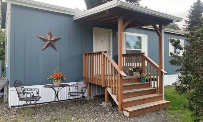 Forks House | NW Retreat, convenient 3 block walk to Main Street