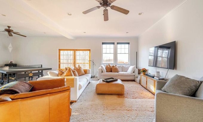 Cornwall House | NYC Getaway - Woodbury Commons, Storm King, Skiing